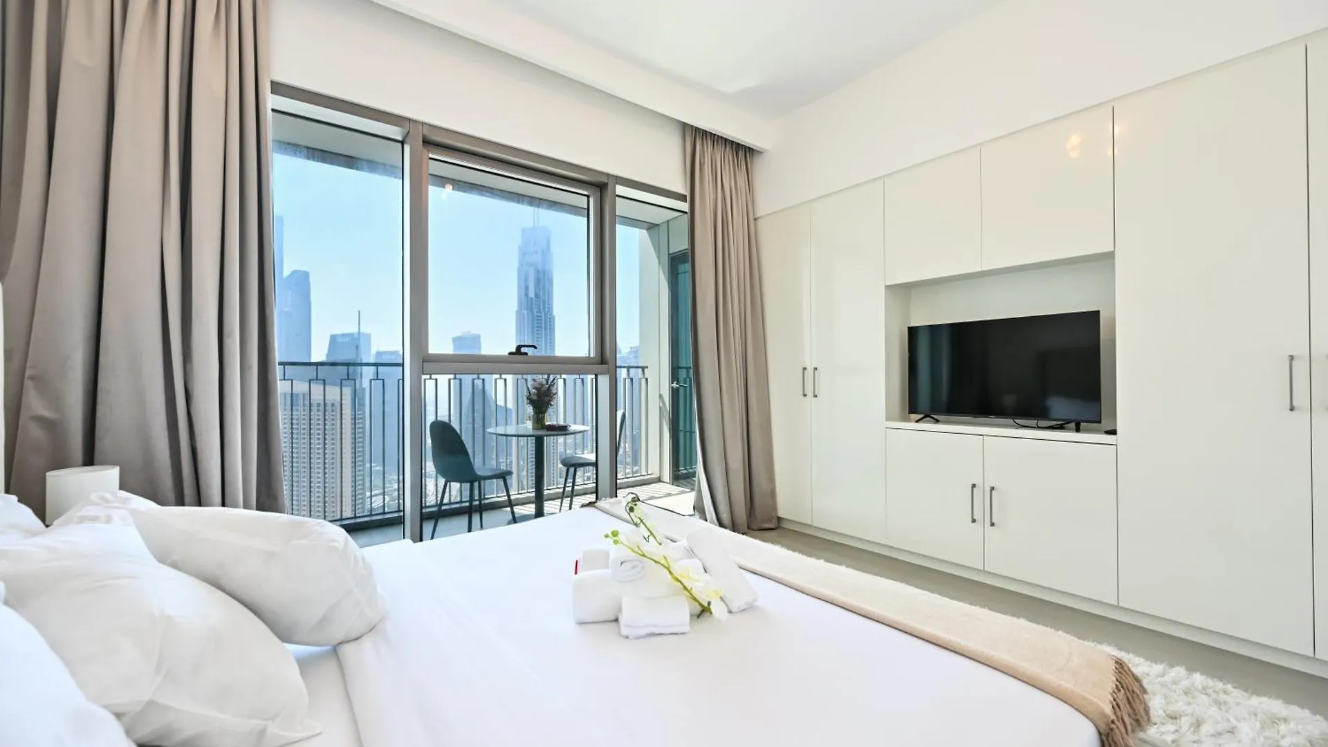 Burj Khalifa View, Luxury Two-Bedroom Residence, Playstation 5, Swimming Pool And Fitness Center Dubai Apartment