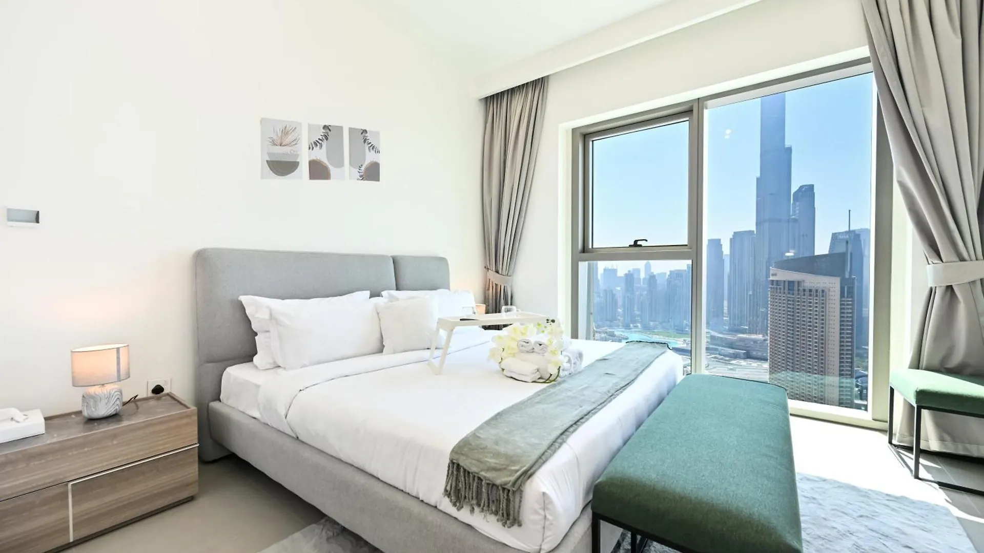 Burj Khalifa View, Luxury Two-Bedroom Residence, Playstation 5, Swimming Pool And Fitness Center Dubai Apartment